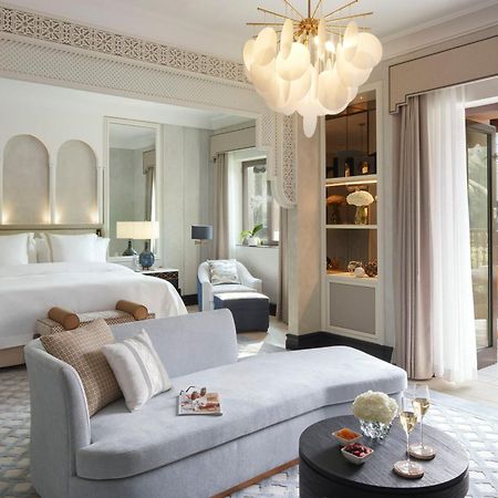 Jumeirah Dar Al Masyaf Dubai Exterior foto A suite at The Ritz-Carlton, DIFC