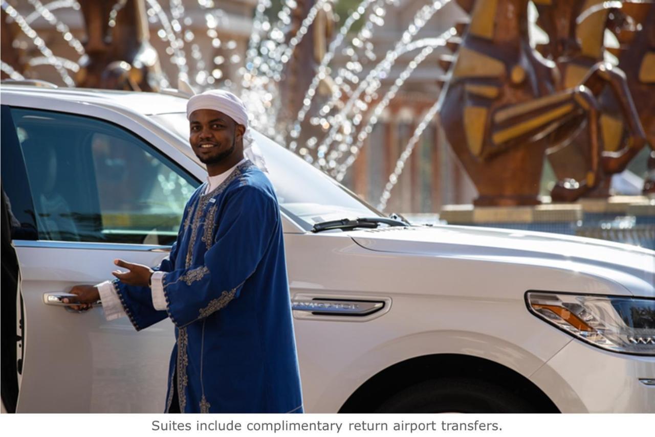 Jumeirah Dar Al Masyaf Dubai Exterior foto A hotel staff member opening a car door